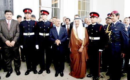 رئيس الجمهورية لدى لقائه رئيس وزراء البحرين أمس